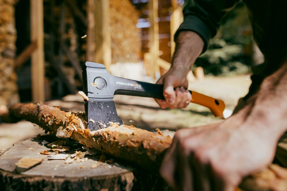 Eine Person nutzt eine Fiskars Universalaxt